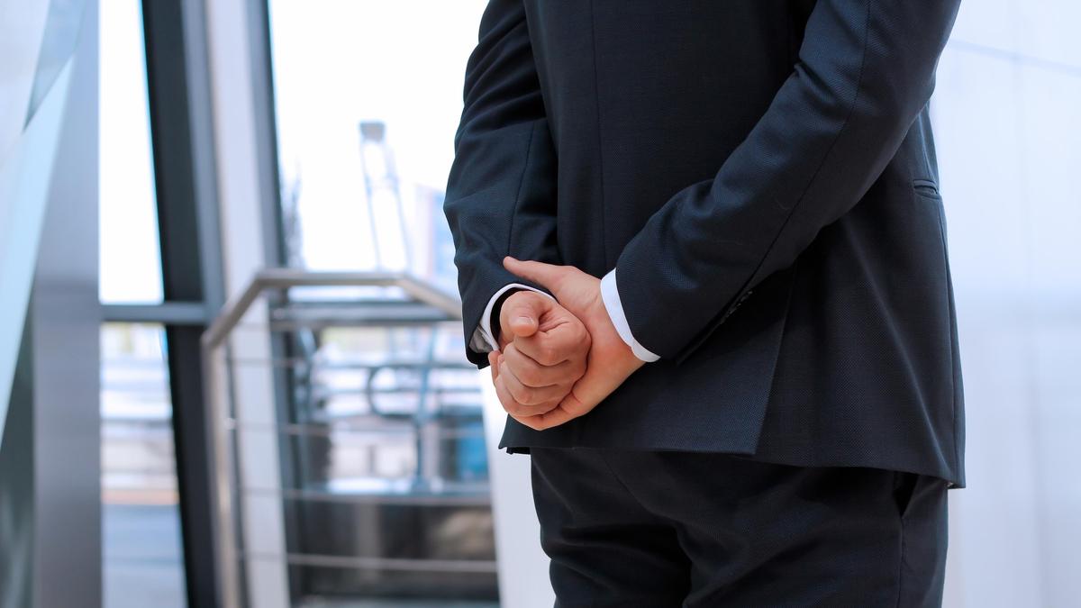 Was bedeutet es aus psychologischer Sicht, mit hinter dem Rücken verschränkten Armen zu gehen?