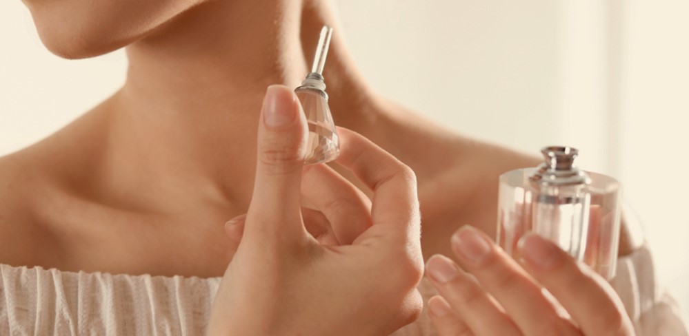Nicht einreiben und nicht auf die Kleidung auftragen: Das ist ein einfacher Trick, mit dem Sie den Duft von morgens bis abends bewahren können.