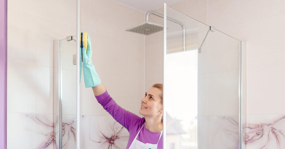 Ich habe es in der Apotheke gekauft und damit die Duschkabine gereinigt. Jetzt glänzt sie wie ein neuer Spiegel.