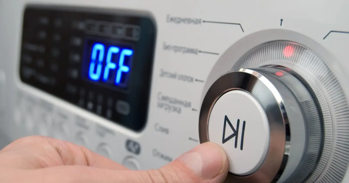 Chemieingenieur beim Waschen von Lappen in der Waschmaschine: „Kreuzkontaminationen können auftreten, aber das ist kein Problem, wenn man die Hygienevorschriften beachtet.“