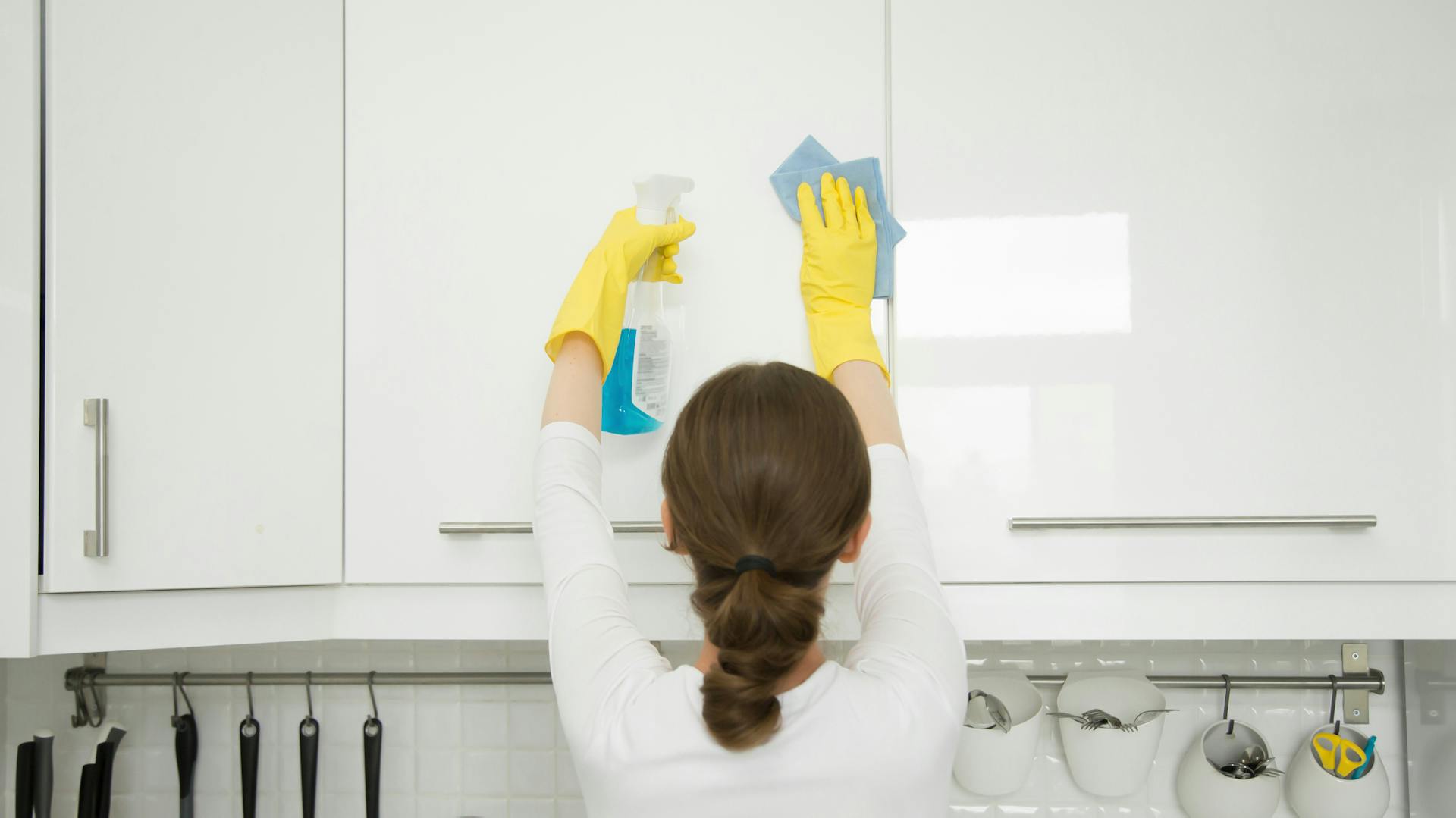 Befeuchten Sie ein weiches Tuch damit und wischen Sie die Oberflächen ab. Patent für fettige Küchenschränke