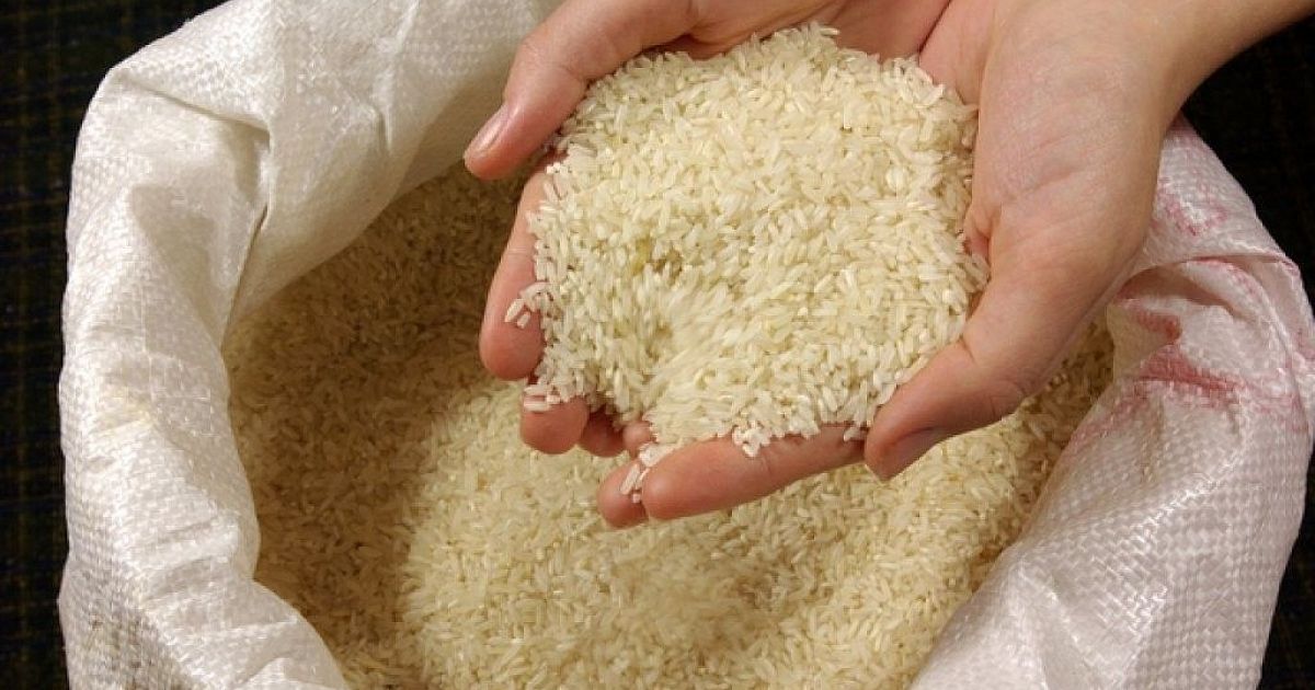 Roher Reis mit ein paar Tropfen Spülmittel im Glas: Warum ist diese Mischung empfehlenswert und wozu dient sie?