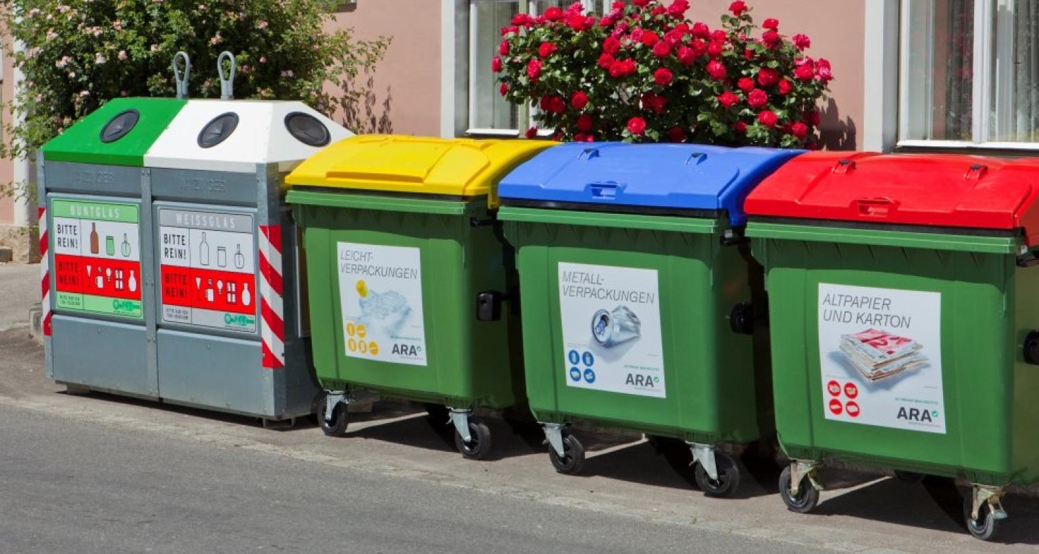 Rote Mülltonnen. Welcher Müll gehört da rein?