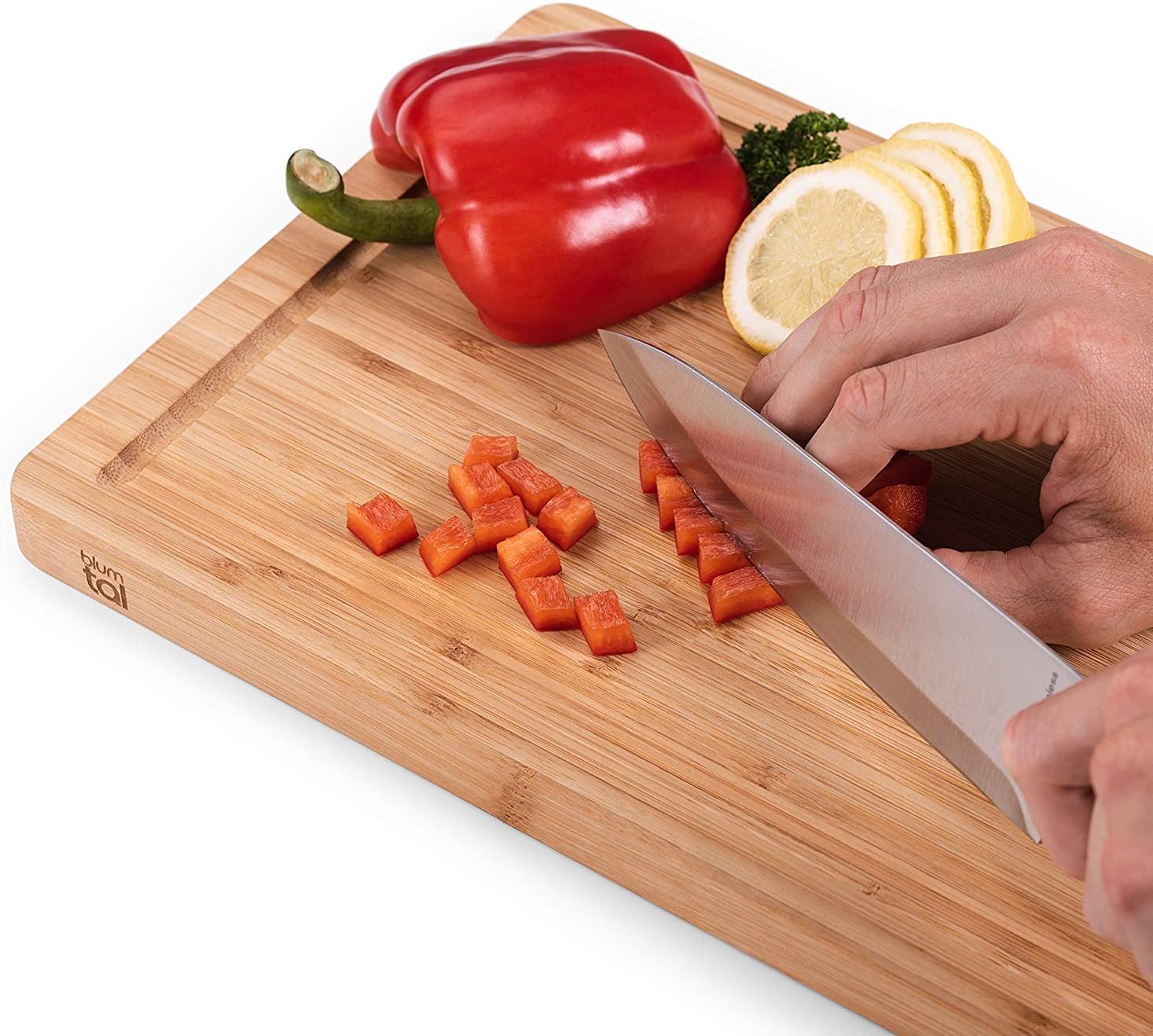 Das Schneidebrett mit heißem Wasser reinigen: Ein Fehler, den wir alle machen und der das Wachstum von Bakterien begünstigt