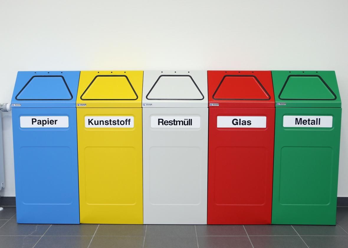 Rote Mülltonnen. Welcher Müll gehört da rein?
