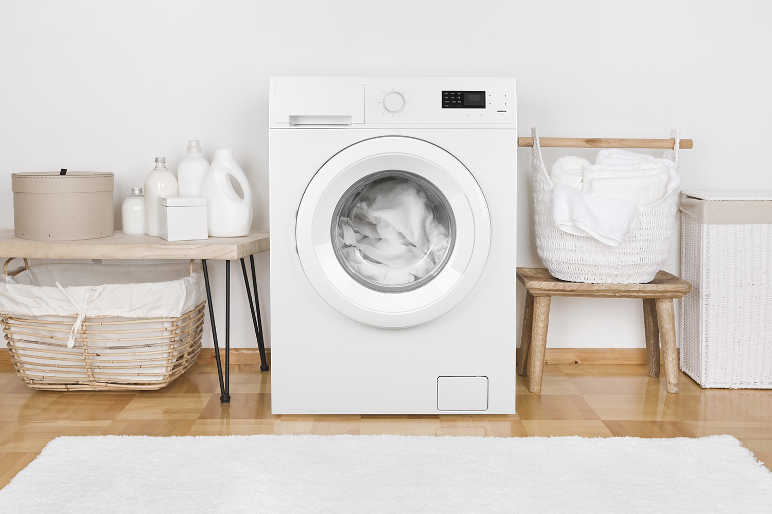 Was ist vor dem Beladen der Waschmaschine zu tun, um graue Flecken auf weißer Kleidung zu vermeiden?