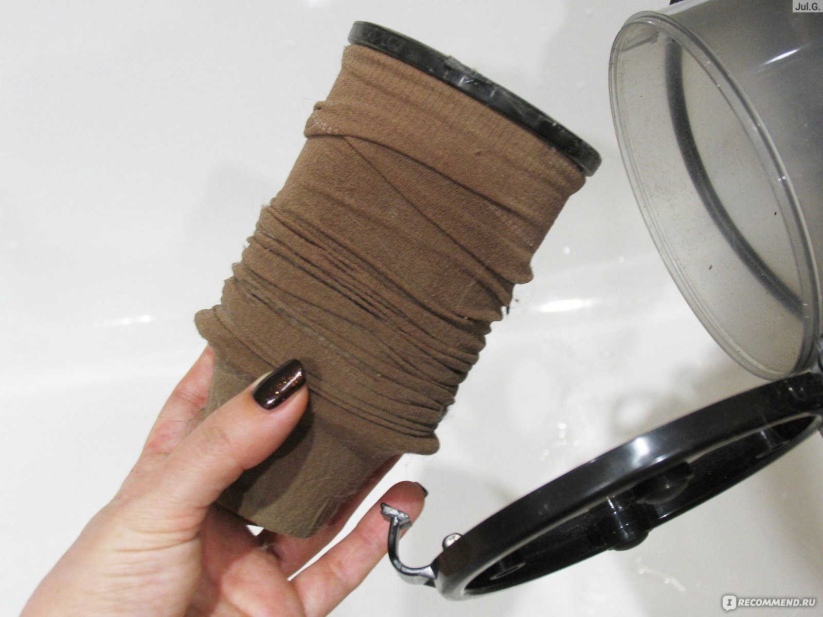 Ich nehme einen alten Strumpf und ziehe ihn über den Staubsauger: Dank dieses Tricks bleibt mein Haus 7–8 Tage lang sauber, ohne dass ich täglich putzen muss.