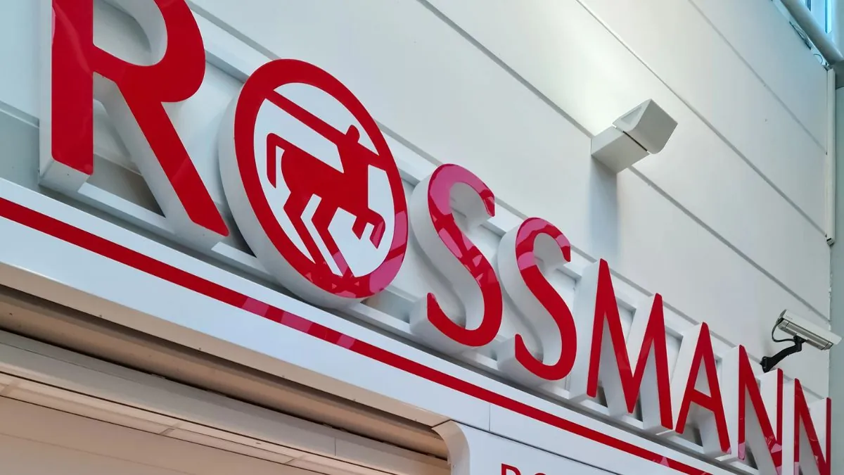 Bei Rossmann ist es günstig und wäscht Daunenjacken wie ein Profi. Ohne muffigen Geruch und verklumpte Daunen. So waschen Sie Daunenjacken