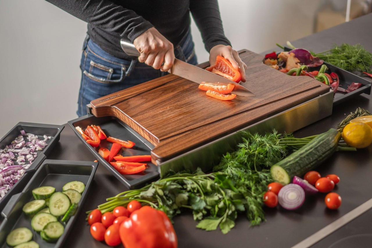 Das Schneidebrett mit heißem Wasser reinigen: Ein Fehler, den wir alle machen und der das Wachstum von Bakterien begünstigt