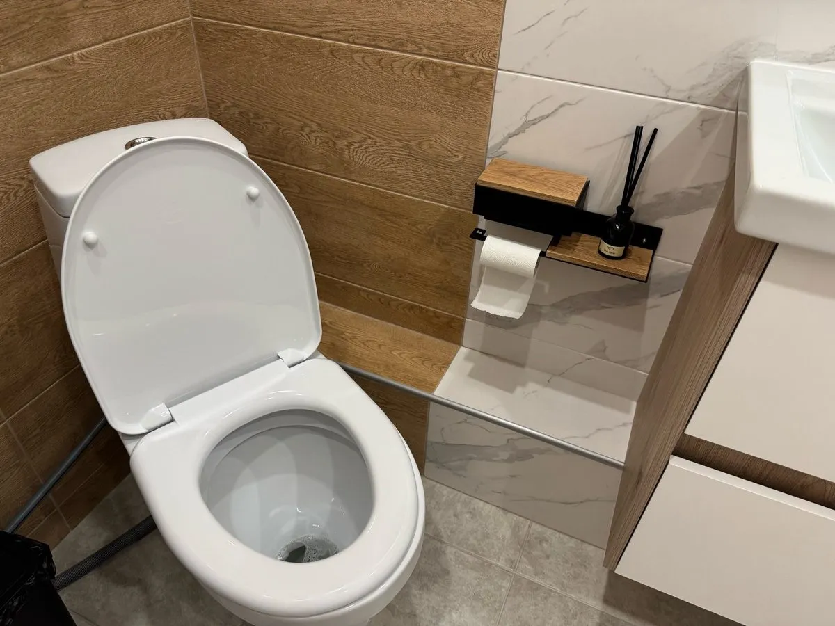 Vor der Arbeit habe ich eine „Sache” in den Spülkasten geworfen – als ich zurückkam, stellte ich fest, dass er schneeweiß war: ein einfaches Geheimnis.