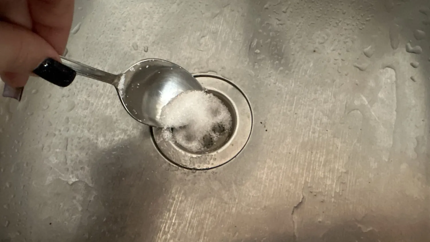 Zwei Löffel im Waschbecken: Eine natürliche Methode, um Verstopfungen und Gerüche ohne Chemikalien zu beseitigen