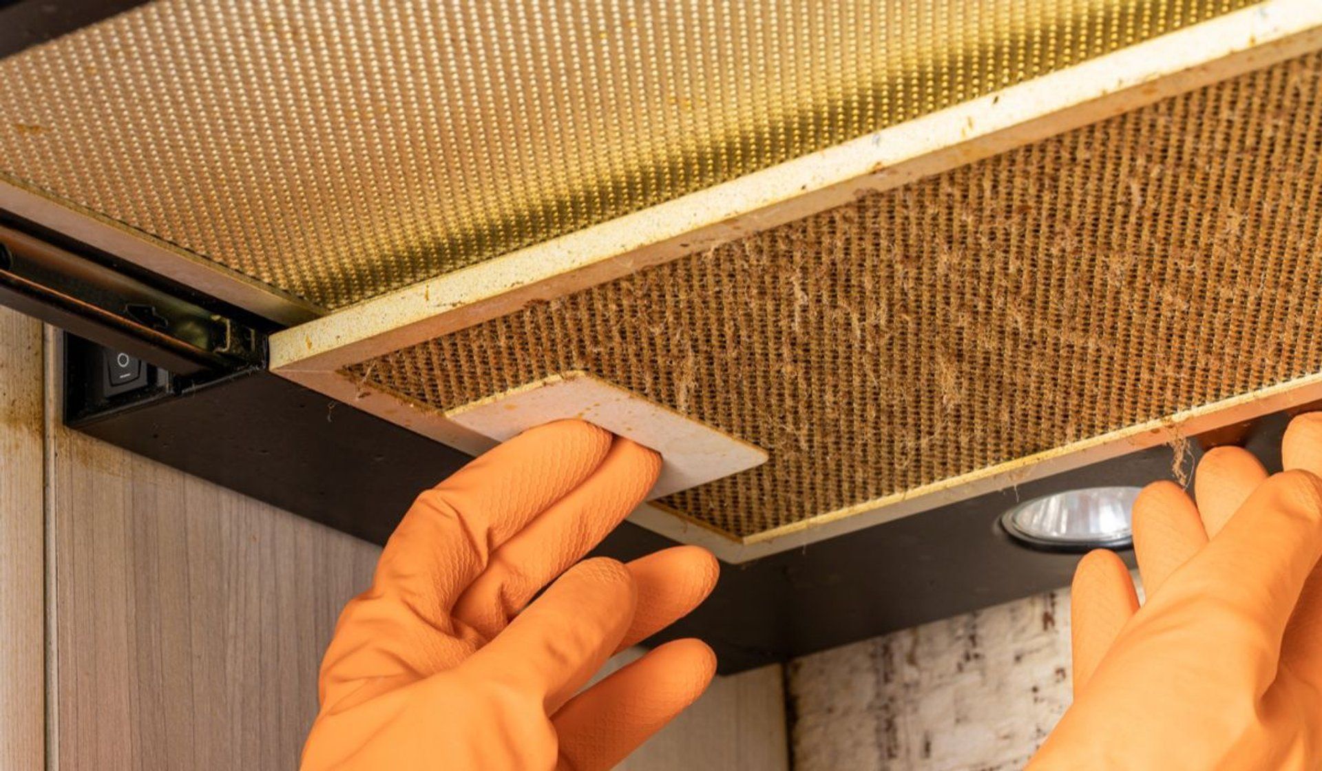 Weder Backpulver noch Zitrone oder Essig: So reinigen Sie Ihre Dunstabzugshaube von Fettablagerungen