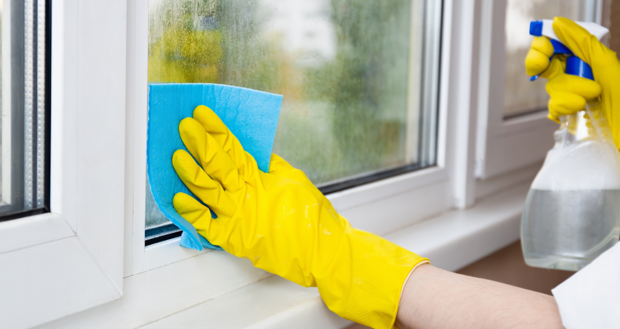 Geben Sie ein paar Tropfen Backpulver hinzu und wischen Sie die Fensterrahmen ab. Das Ergebnis? Weiß wie neu!