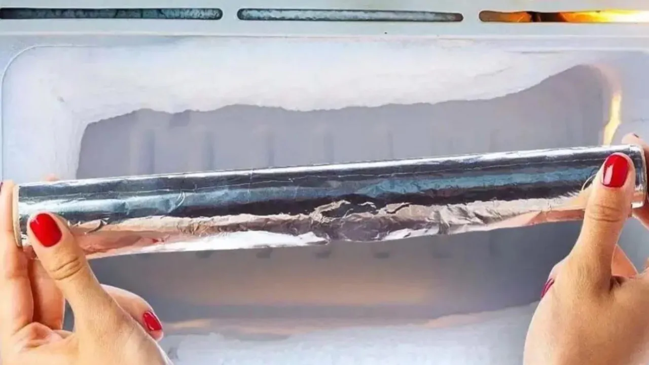 Mit Aluminiumfolie in wenigen Minuten Eis aus dem Gefrierschrank entfernen: mühelos und energiesparend
