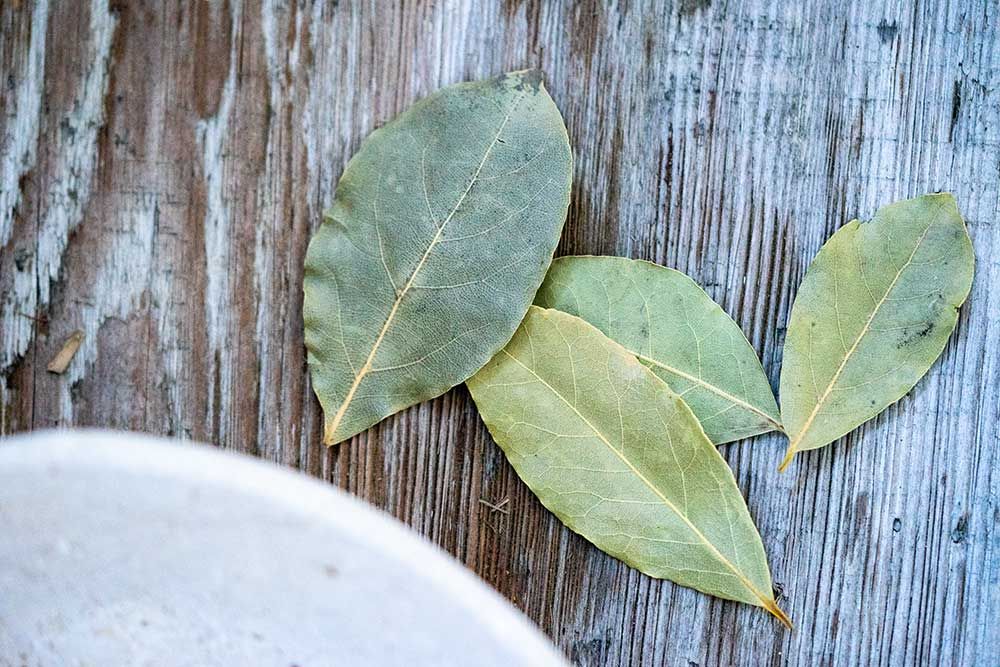 Warum man Lorbeerblätter und Backpulver mischen sollte und wozu es gut ist