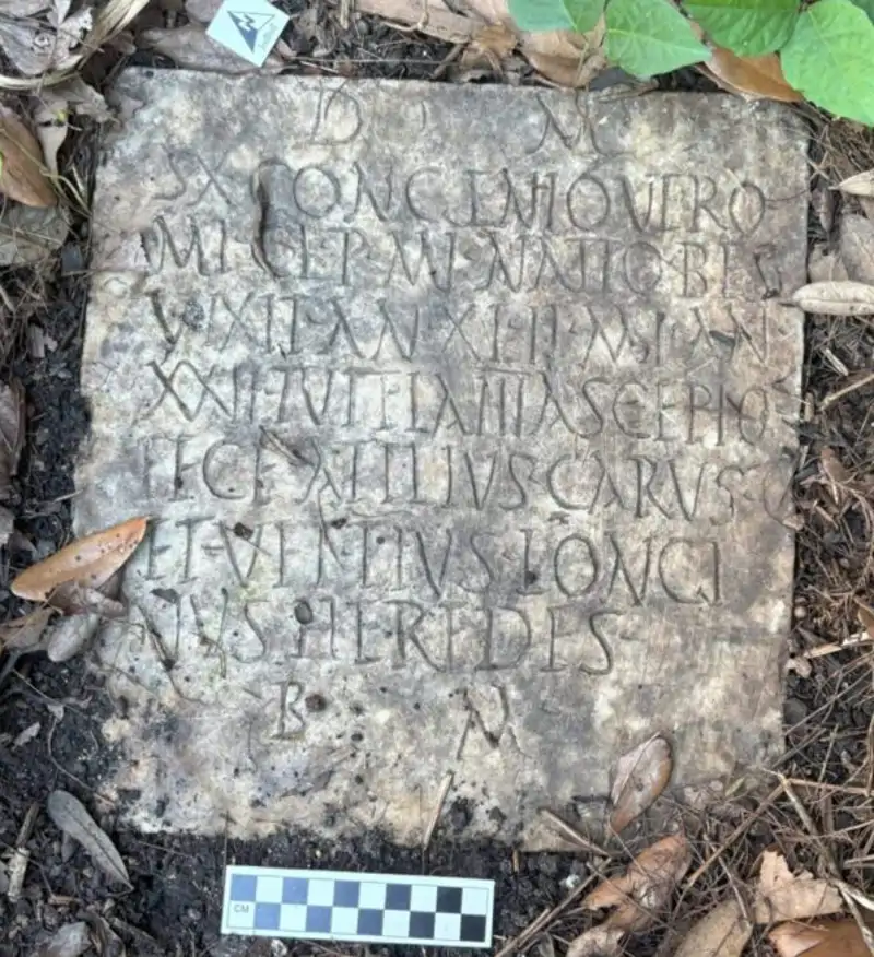 Wie landete ein Grabstein aus der Römerzeit in einem Garten in New Orleans?