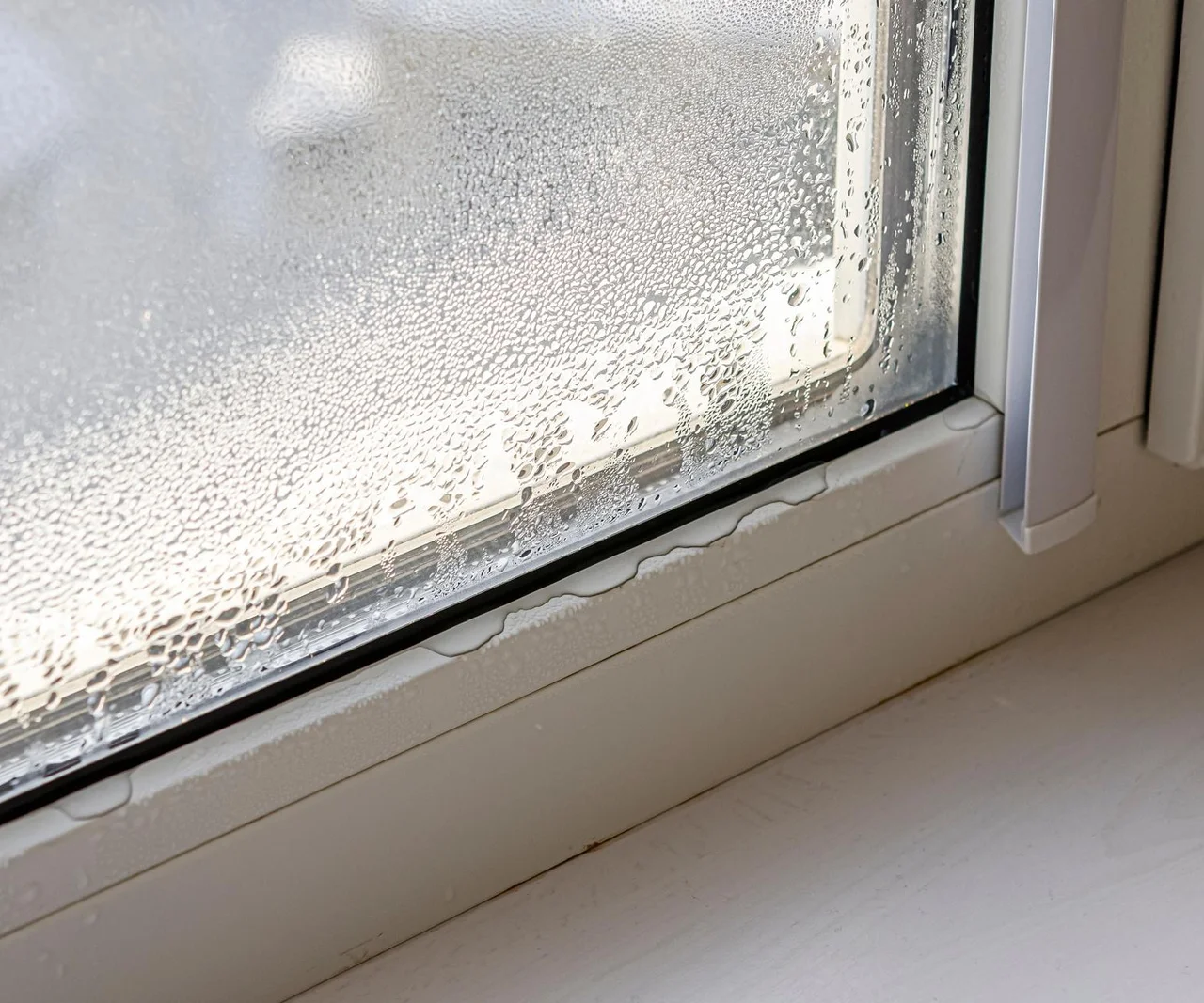 Lassen Ihre Fenster kalte Luft herein? Diese Sparmaßnahmen, zu denen im Oktober immer mehr Haushalte greifen, ändern die Situation.