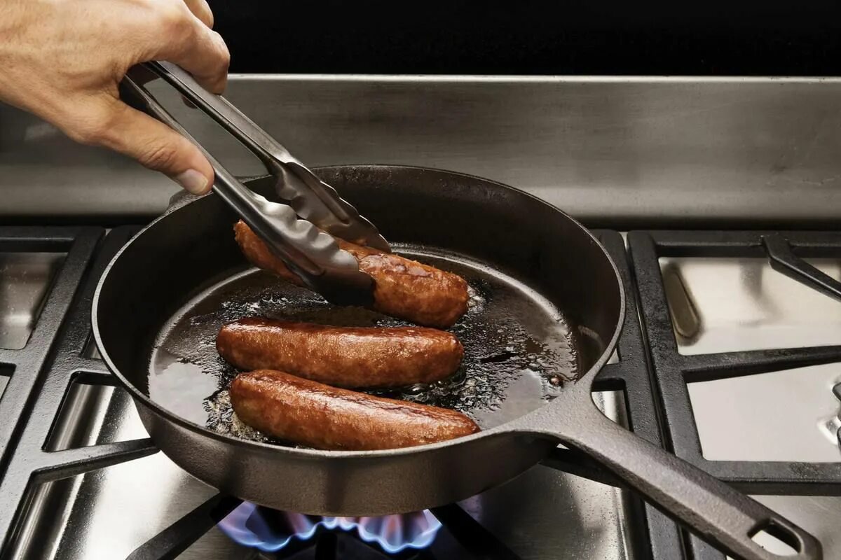 Hören Sie auf, Würstchen zu braten, denn eine einfache Methode des Metzgers macht sie saftiger und schmackhafter