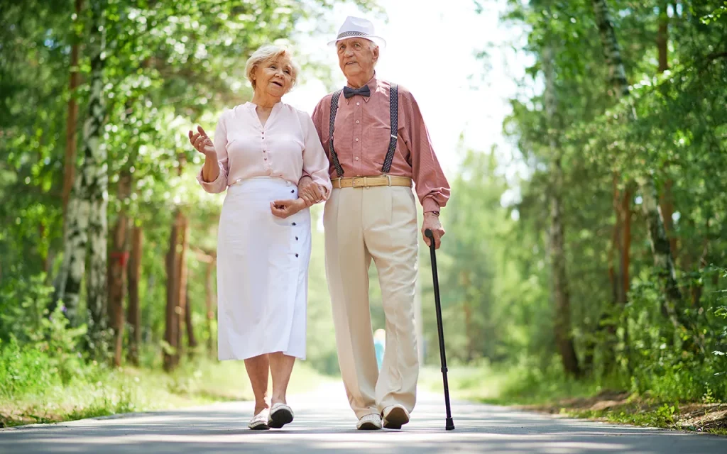 Alle gehen spazieren, aber für Menschen über 60 gibt es eine bessere Möglichkeit, ihre Beine zu stärken – einen Spaziergang im Park.