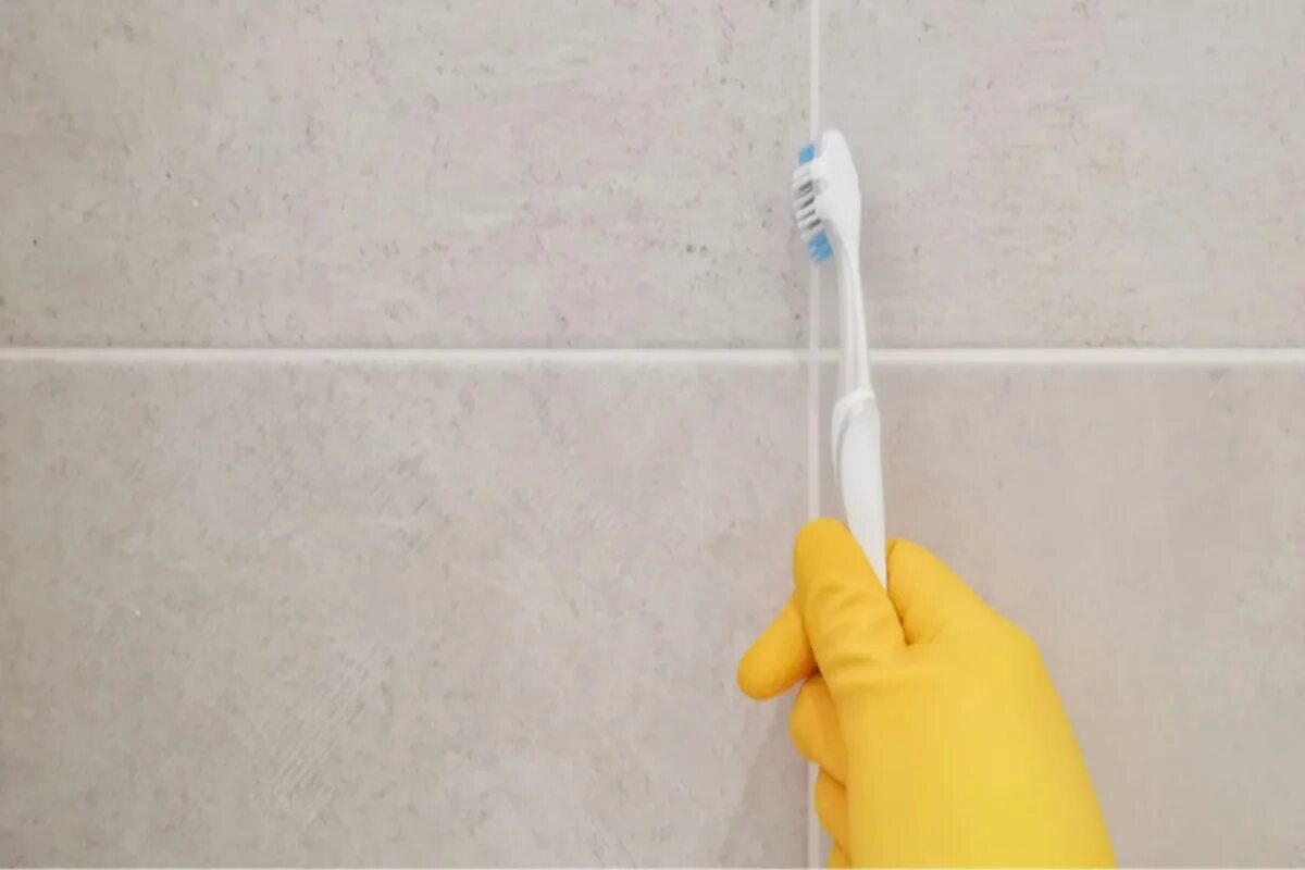 Drücken Sie die Fugenmasse heraus und fügen Sie Gewürze hinzu. Die Fugen werden zum Aushängeschild Ihres Badezimmers und Ihrer Küche