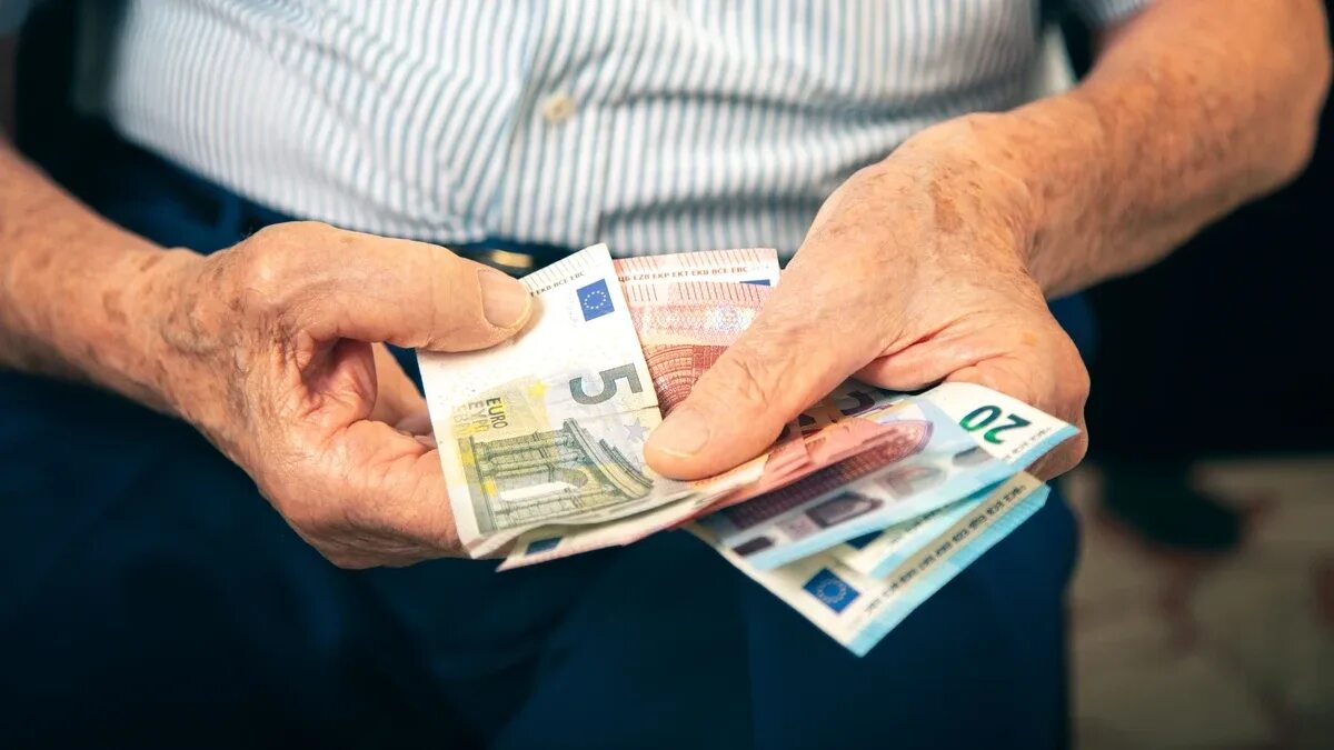 Der Rentner muss nach Erhalt seiner Rente 9465,15 Euro an die Sozialversicherung zurückzahlen, da er als Selbstständiger gemeldet ist: Die Gerichte bestätigen diese Entscheidung.