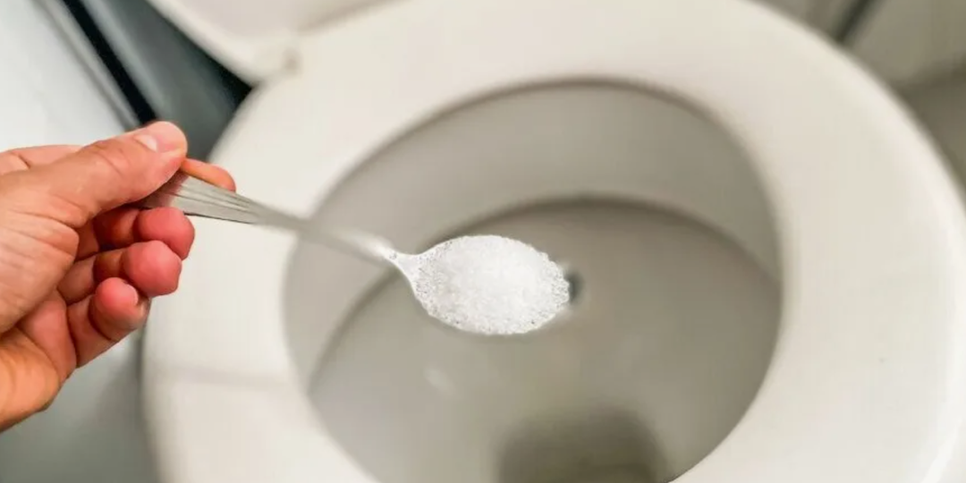 Nur wenige wissen, warum es sinnvoll ist, nachts Salz in die Toilette zu geben