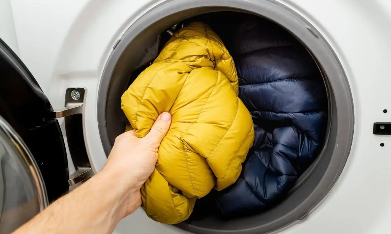 Drei Tropfen dieses Mittels in die Waschmaschine, und Ihre Daunenjacke ist wie neu