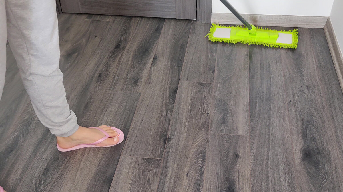 Der Experte verbietet Wasser: Hier ist eine Idee, wie man Parkett und Laminat richtig reinigt.