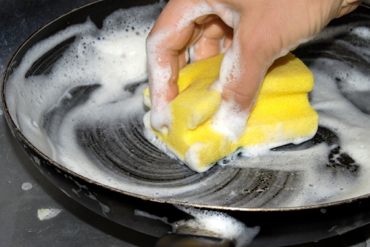 Das magische Geheimnis zum Entfernen von Fett aus Pfannen ohne Essig und Backpulver