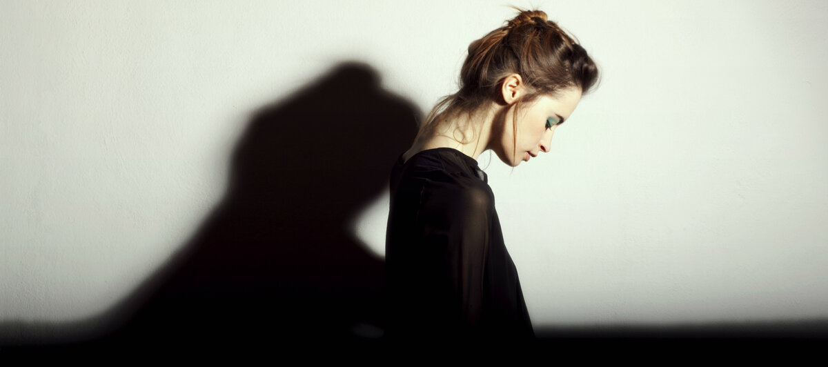 Was bedeutet es aus psychologischer Sicht, mit gesenktem Blick zu gehen?