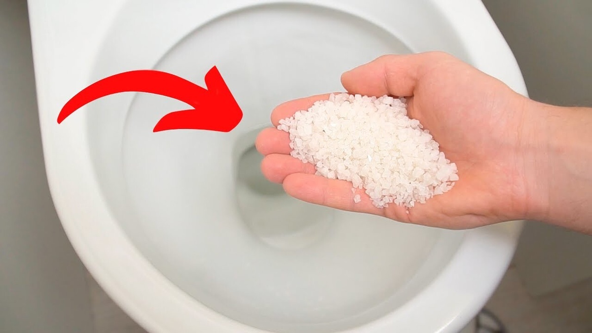 Nur wenige wissen, warum es sinnvoll ist, nachts Salz in die Toilette zu geben