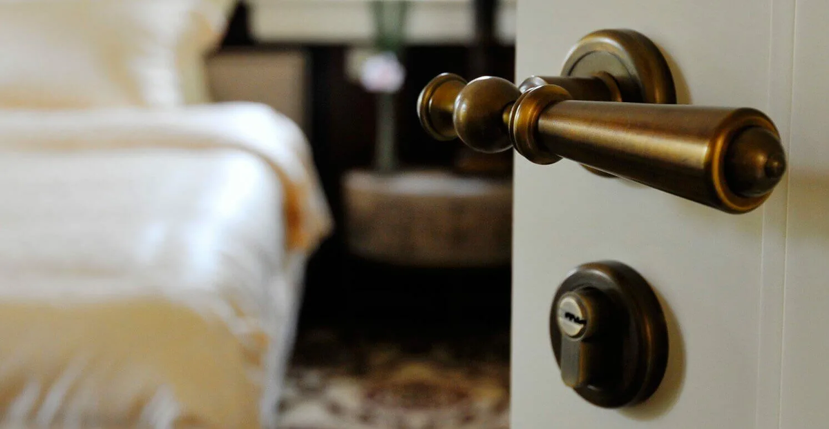 Warum manche Menschen Türgriffe mit Aluminiumfolie umwickeln – und wie effektiv das wirklich ist