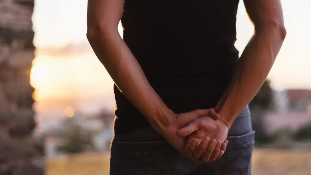 Was bedeutet es aus psychologischer Sicht, mit hinter dem Rücken verschränkten Armen zu gehen?