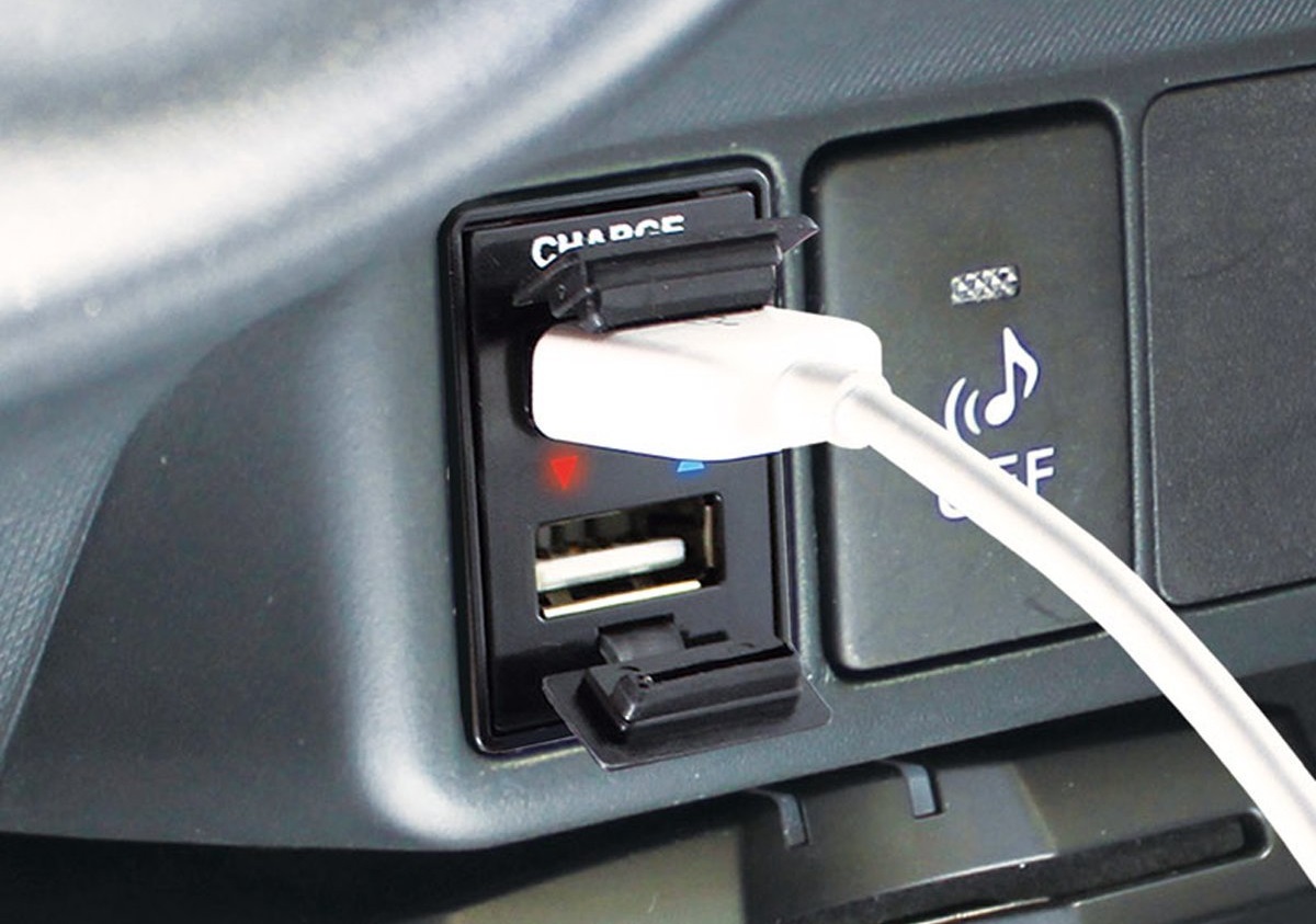 Anschließen eines Mobiltelefons an den USB-Anschluss im Auto: Warum Sie diese Gewohnheit aufgeben sollten