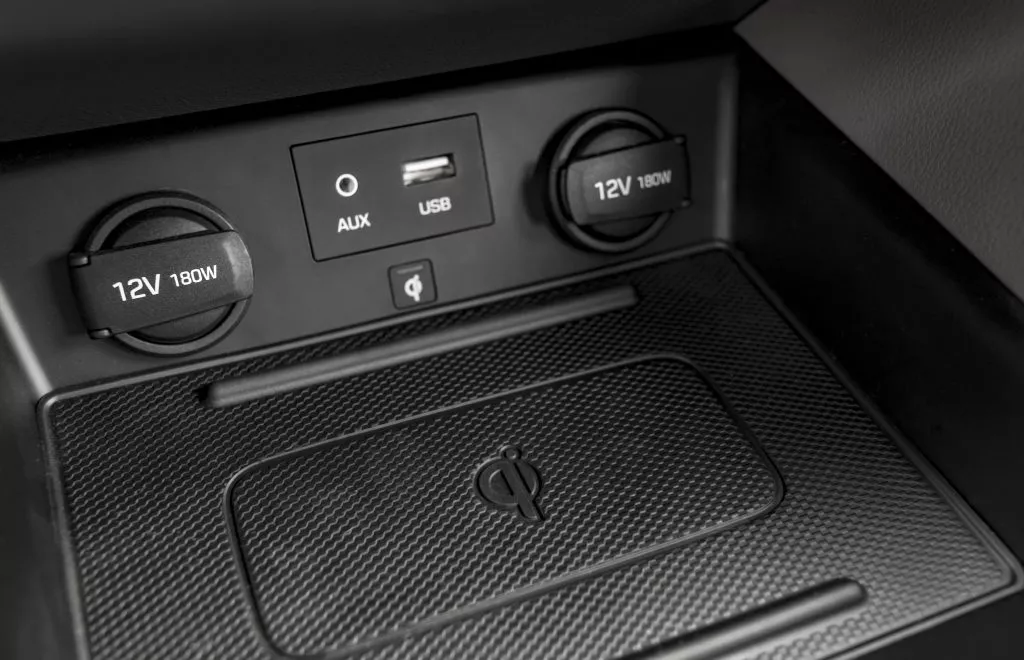 Anschließen eines Mobiltelefons an den USB-Anschluss im Auto: Warum Sie diese Gewohnheit aufgeben sollten