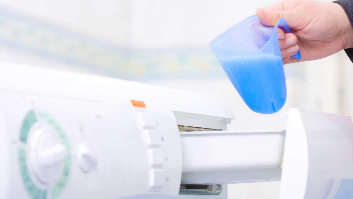 Essig mit Flüssigseife mischen: Warum es sich lohnt und wozu es gut ist